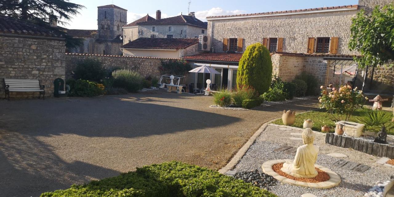 Villa Les Quatre Saisons Saint-Angeau Exterior foto