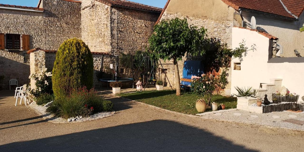 Villa Les Quatre Saisons Saint-Angeau Exterior foto