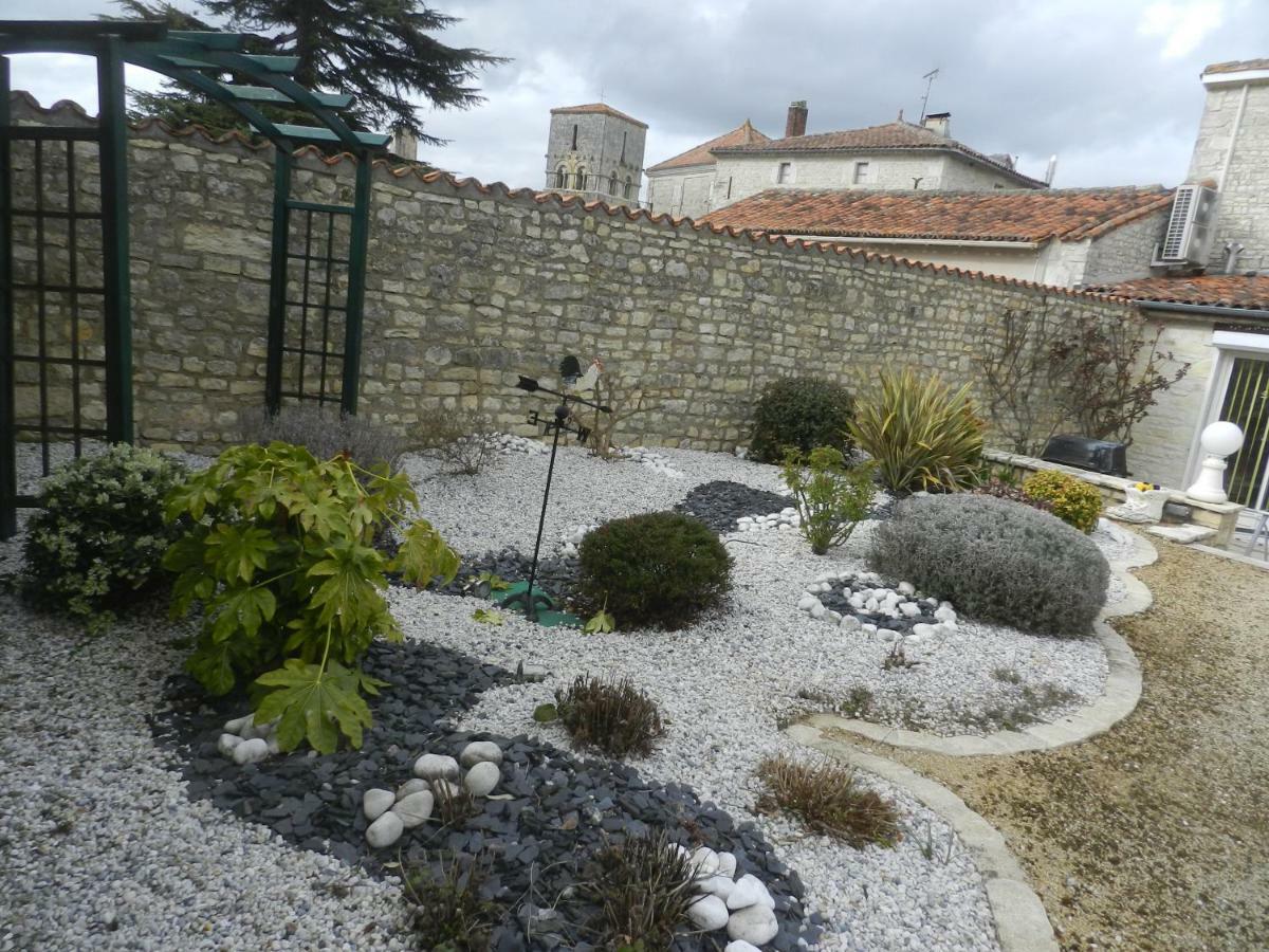 Villa Les Quatre Saisons Saint-Angeau Exterior foto